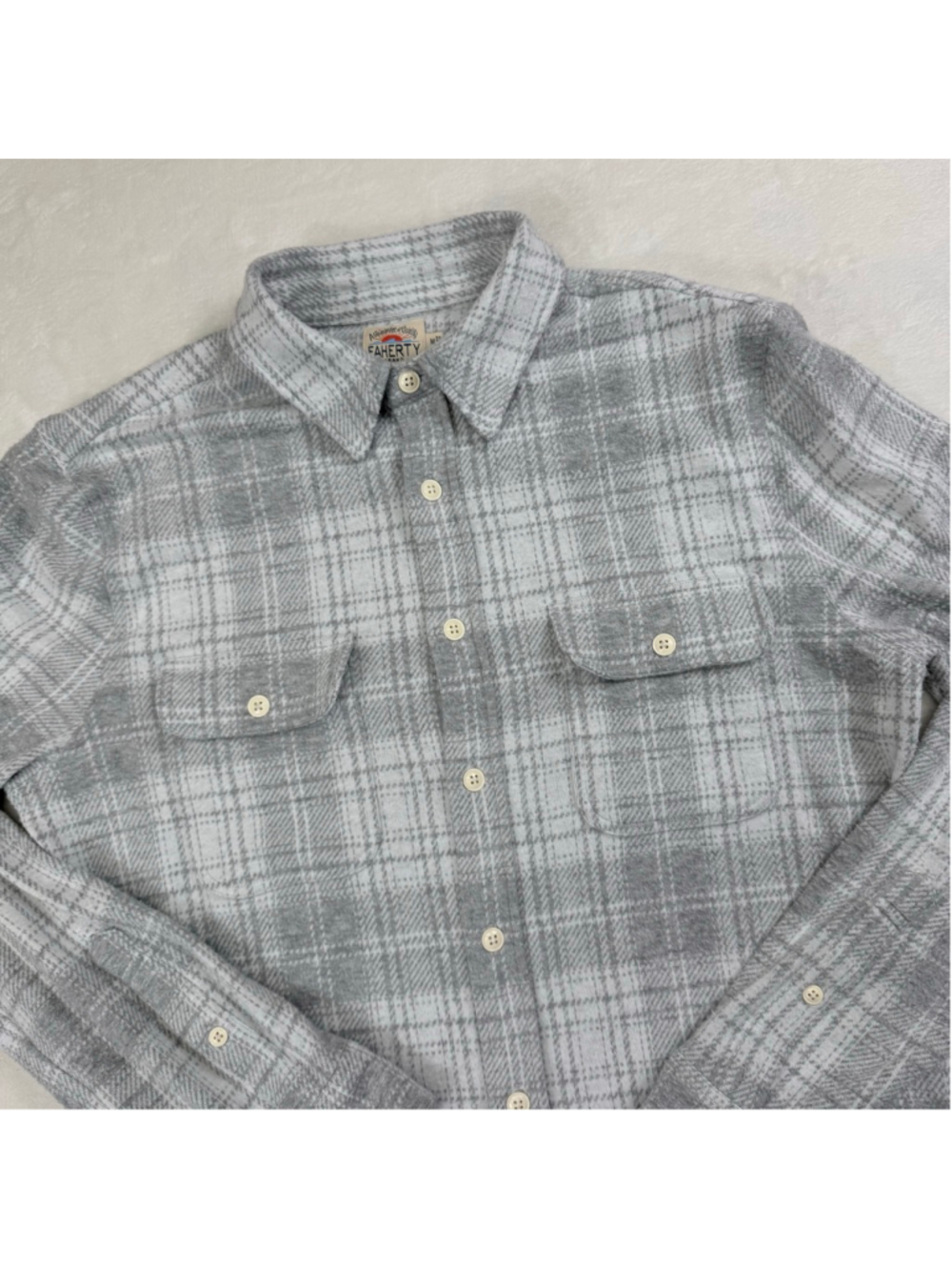 Men's Faherty Plaid Casual Button Down‎ Shirt Medium Gray White Soft Flannel
